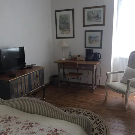 Les 3 Pigeons Dans Maison 1er étage Située Côté Rue Habitación en casa particular *